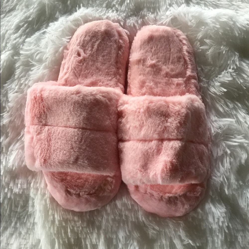 SALE!!! FLUFFY SLIPPERS SIZE 8-9